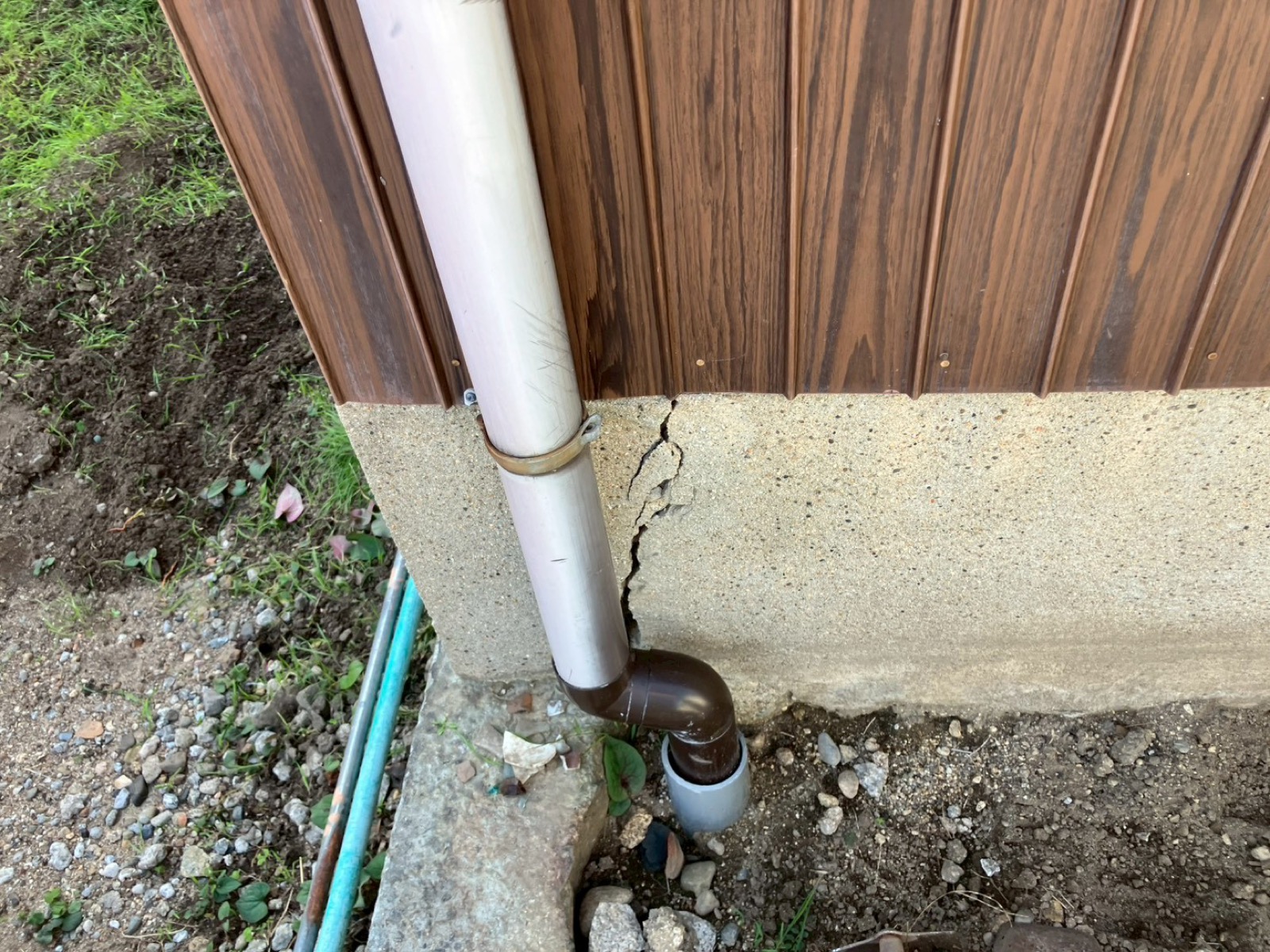 外まわりの基礎のひび割れの確認