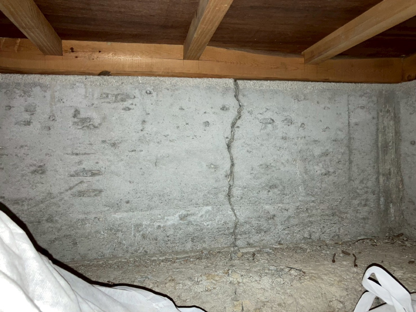 床下の基礎のひび割れの確認